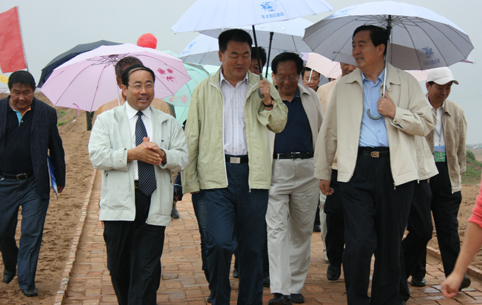 原自治區(qū)政協(xié)主席任亞平（中）、自治區(qū)人大副主任雷額爾德尼（右）等在風水梁視察