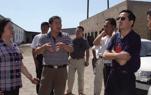 2008年7月，自治區(qū)政協(xié)副主席董恒宇（右二）等來東達(dá)集團(tuán)考察、鄂爾多斯副主席王果香（左一）等領(lǐng)導(dǎo)來東達(dá)集團(tuán)考察