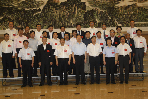 2010年9月全國(guó)光彩事業(yè)促進(jìn)會(huì)副會(huì)長(zhǎng)趙永亮（后排右三）與中央書記處書記杜青林（前排右四），原任全國(guó)政協(xié)副主席、中央統(tǒng)戰(zhàn)部部長(zhǎng)、光彩事業(yè)促進(jìn)會(huì)會(huì)長(zhǎng)，全國(guó)政協(xié)副主席黃孟復(fù)（前排右三）等領(lǐng)導(dǎo)合影