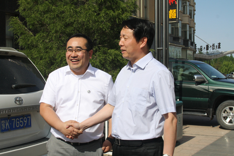 2014年6月12日，自治區(qū)團(tuán)委書記常青（右）來東達(dá)集團(tuán)調(diào)研